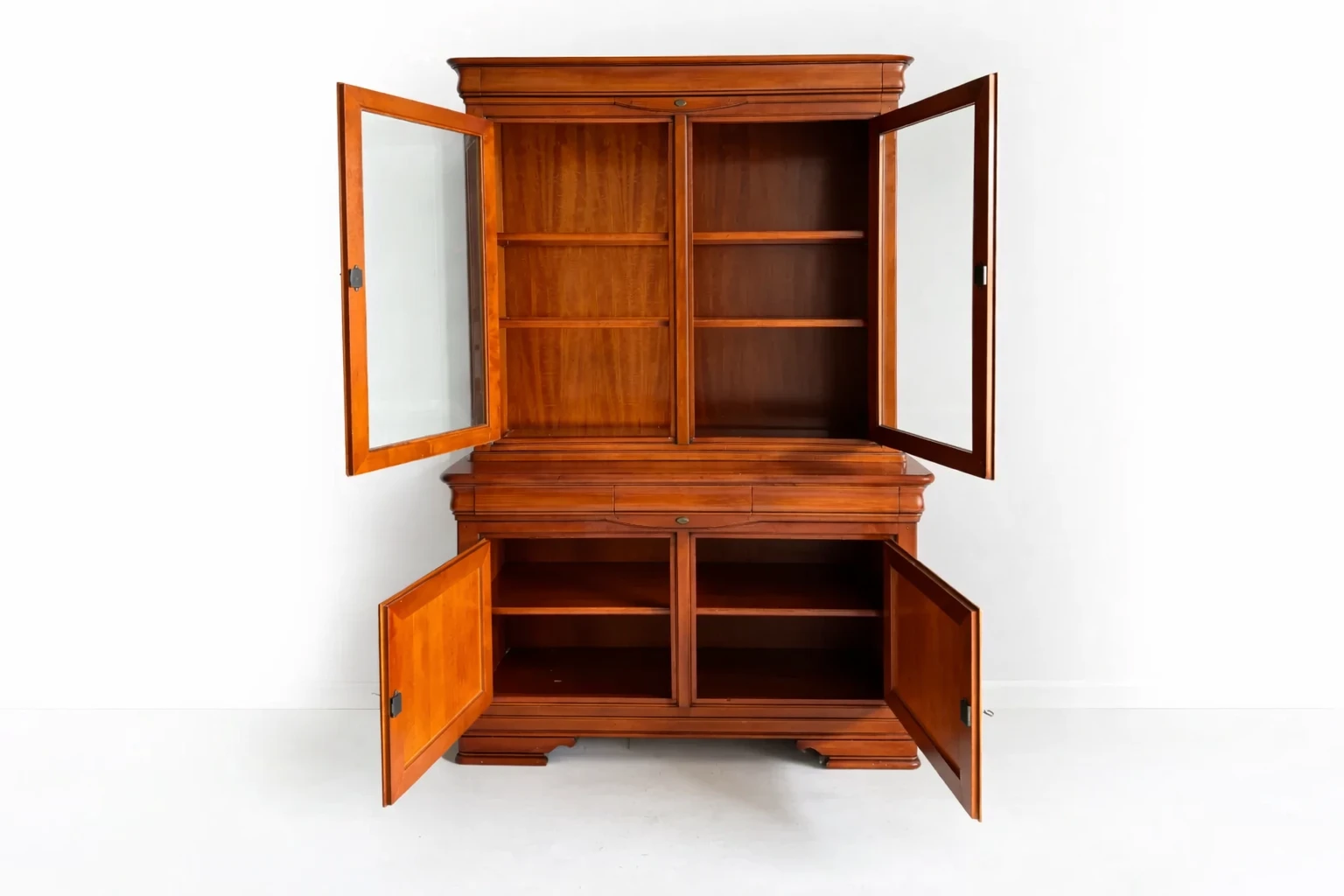 Massief buffetkast met glazen deuren