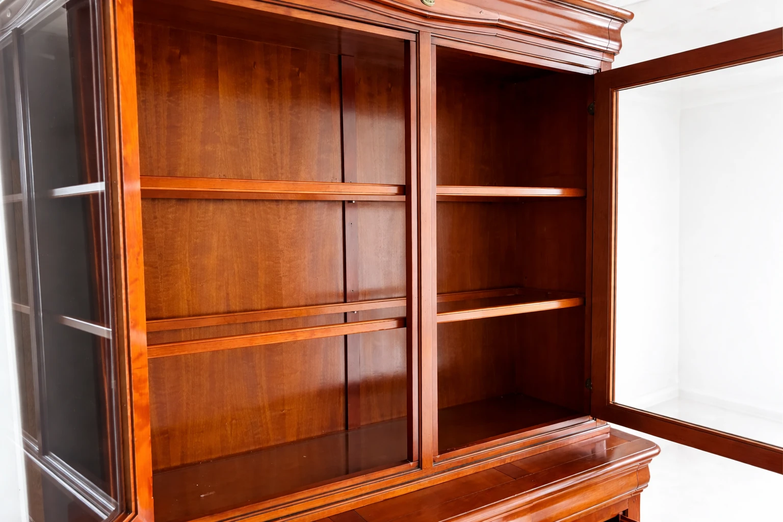 Massief buffetkast met glazen deuren