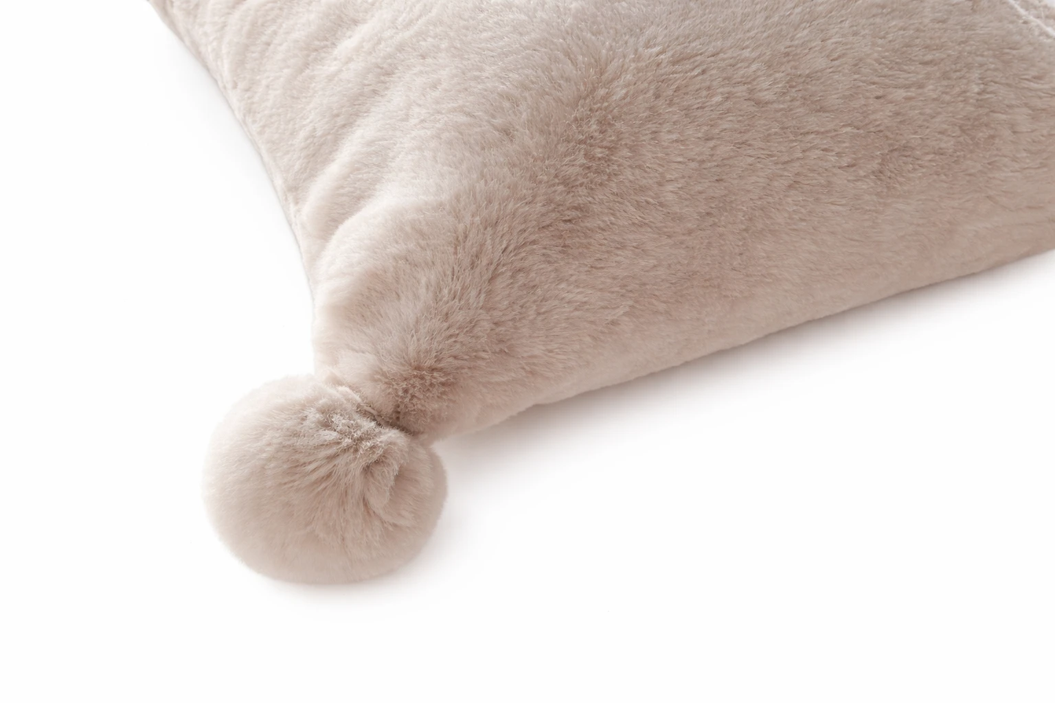 Fluffy beige kussen met pom-pom