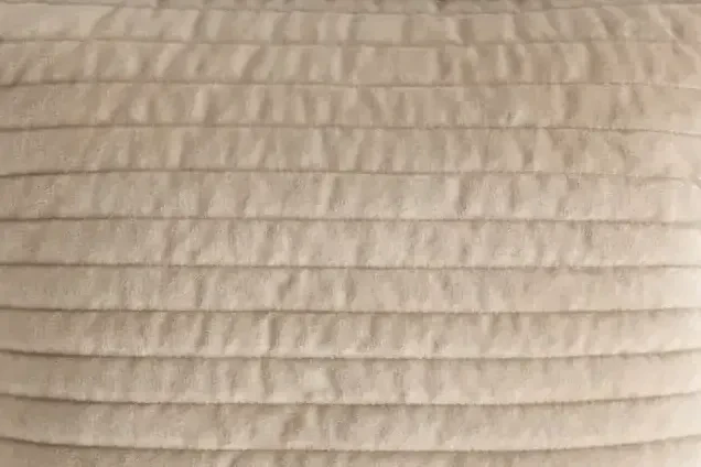 Zacht fluwelen kussen met quilted structuur (50 x 50 cm)