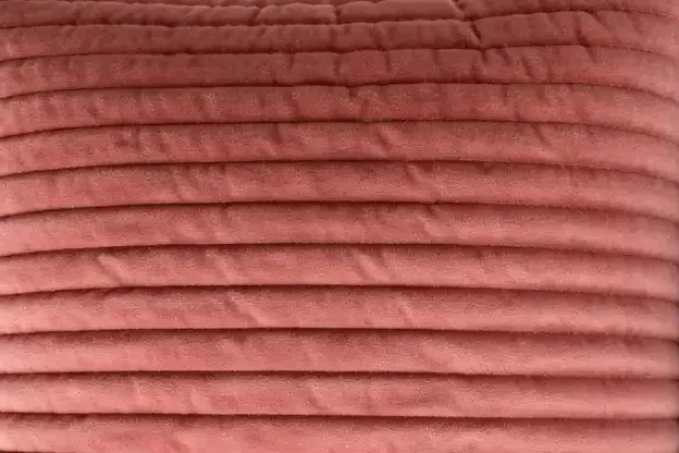 Zacht fluwelen kussen met quilted structuur (50 x 50 cm)